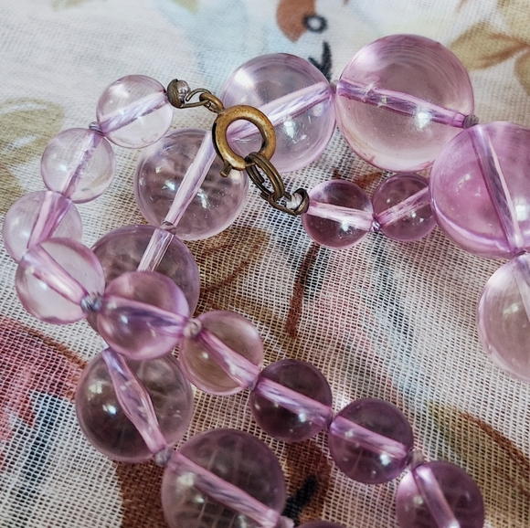 Lavender Lilac Long Lucite Knotted Graduated Round Beaded Vintage Necklace EUC - Picture 5 of 11